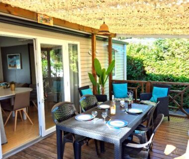 Terrasse couverte avec table et chaises sur platelage du Mobilhome Argèles Plage à 500m Camping DEL MAR