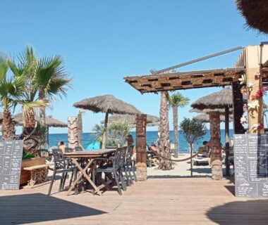 Terrasse en bord de mer avec parasols au Mobilhome Argèles Plage à 500m Camping DEL MAR