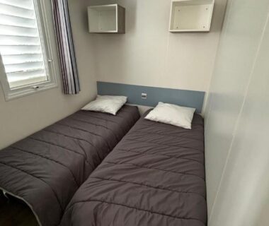 Chambre avec deux lits simples dans le Mobilhome Avengers Camping du Ried