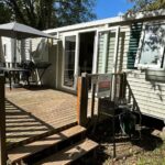 Terrasse en bois avec table et chaises du Mobilhome Avengers Camping du Ried