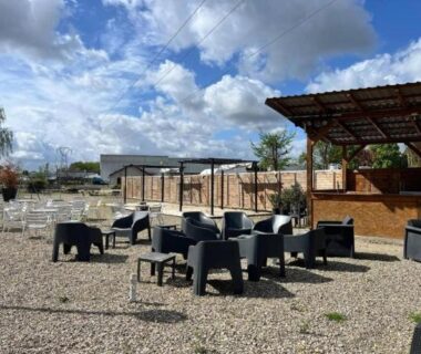 Espace extérieur avec fauteuils et pergola au Mobilhome Avengers Camping du Ried