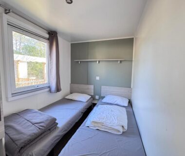 Chambre avec deux lits simples dans le mobilhome Calina au camping Les Viviers Cap-Ferret
