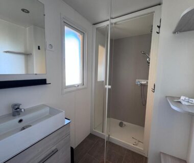 Salle de bain avec douche et lavabo du Mobilhome Calina au camping Les Viviers Cap-Ferret