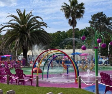 Aire de jeux aquatique colorée avec jets au Mobilhome Calina du camping 4 étoiles Les Viviers Cap-Ferret