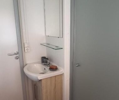 Salle d'eau avec lavabo et douche dans le mobilhome du Camping La Carabasse Vias Plage