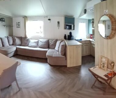 Intérieur séjour avec canapé et coin repas dans le mobilhome Camping La Carabasse Vias Plage