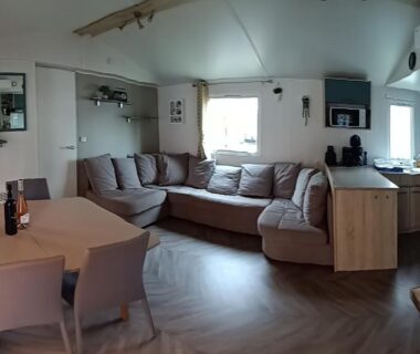 Séjour avec canapé et coin repas dans le mobilhome Mobilhome Camping La Carabasse Vias Plage