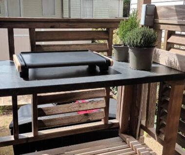 Terrasse en bois avec table et chaises du mobilhome Camping La Carabasse Vias Plage