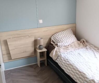 Chambre avec lit simple et rangement dans le mobilhome du Camping La Carabasse Vias Plage