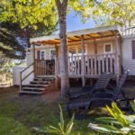 Terrasse en bois avec chaises longues au Mobilhome Camping Siblu les Viviers