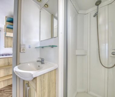 Salle d'eau avec douche et lavabo dans le mobilhome Camping Siblu les Viviers