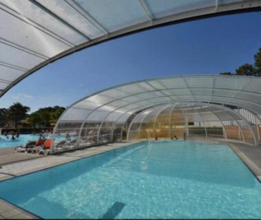 Piscine extérieure avec transats et parasols au Mobilhome Camping Siblu les Viviers