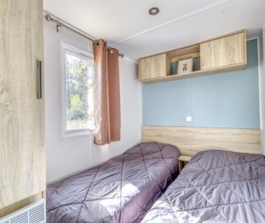 Chambre avec deux lits dans le Mobilhome Camping Siblu les Viviers