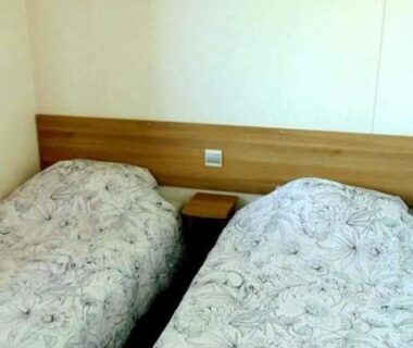 Chambre avec deux lits simples et chevet dans le Mobilhome Canet-en-Roussillon