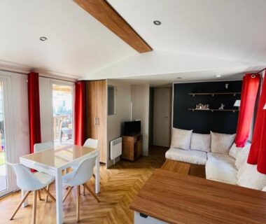 Intérieur avec coin repas canapé et cuisine dans le Mobil’home Canet en Roussillon
