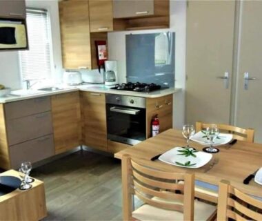 Intérieur avec cuisine équipée et coin repas du Mobilhome Canet-en-Roussillon