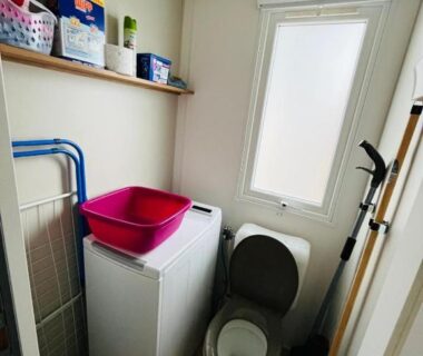Salle d'eau avec toilettes et lave-linge dans le Mobil'home Canet en Roussillon