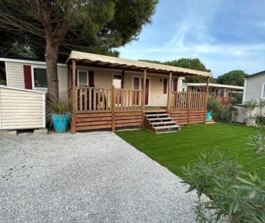 Allée gravillonnée et terrasse en bois du Mobil'home Canet en Roussillon