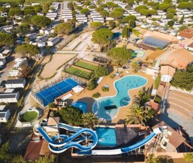 Complexe piscine avec toboggans et bassins au Mobilhome Canet-en-Roussillon