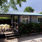 Terrasse couverte avec table et chaises devant le Mobilhome Chalet Ruoms