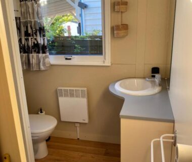 Salle de bains avec lavabo et WC du Mobilhome Chalet – Ruoms