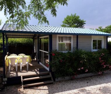 Terrasse couverte avec table et chaises devant le Mobilhome Chalet Ruoms