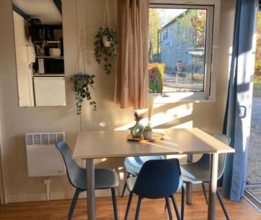 Coin repas avec table et chaises près de la fenêtre dans le Mobilhome Chalet - Ruoms
