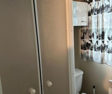 Salle d'eau avec WC et armoire dans le Mobilhome Chalet - Ruoms