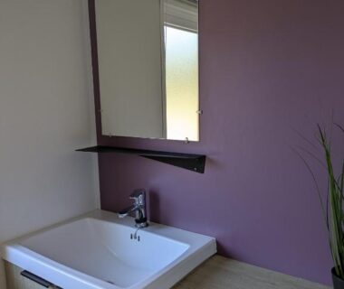 Salle de bains avec lavabo et miroir dans le Mobilhome Claouey