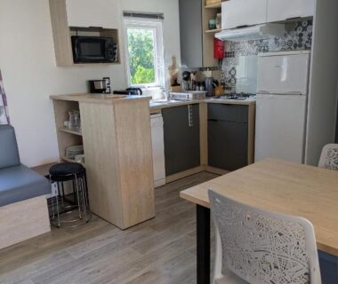 Cuisine équipée avec coin repas dans le Mobilhome Claouey