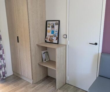Intérieur avec armoire et coin bureau dans le Mobilhome Claouey