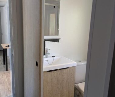 Salle d'eau avec lavabo et WC dans le Mobilhome Claouey