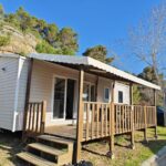 Terrasse en bois devant le mobilhome Clim Télé La Falaise 4 étoiles