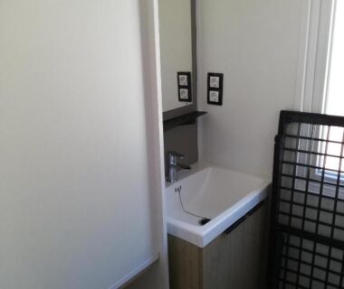 Coin lavabo avec miroir et crochets dans le Mobilhome Clim Télé La Falaise 4 étoiles