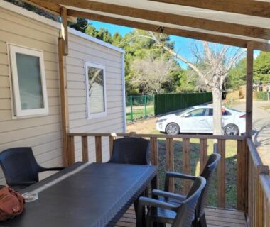 Terrasse couverte avec table et chaises du Mobilhome Clim Télé La Falaise 4 étoiles