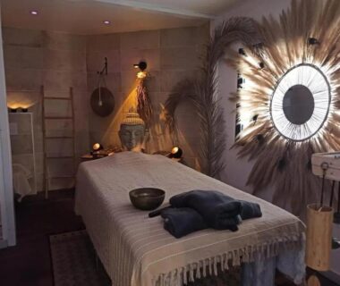 Cabine de soin intérieure avec table de massage dans le Mobilhome Clim Télé La Falaise 4 étoiles