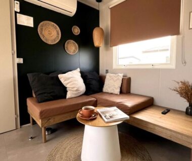 Salon avec canapé, table basse et climatisation dans le Mobilhome Cosy bord de mer