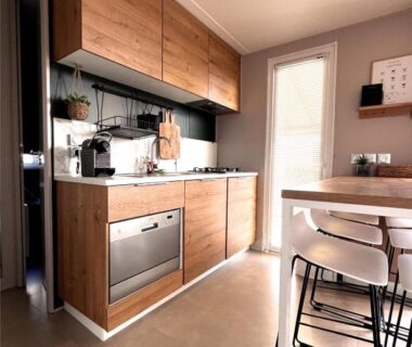 Cuisine équipée et coin repas dans le Mobilhome Cosy bord de mer
