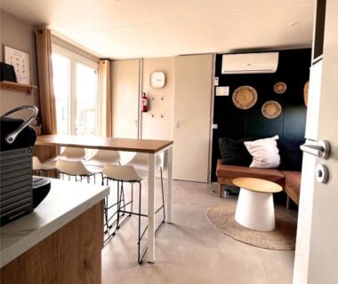 Intérieur du mobilhome avec coin salon et kitchenette dans le Mobilhome Cosy bord de mer