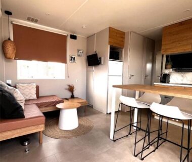 Séjour avec coin salon et kitchenette du Mobilhome Cosy bord de mer