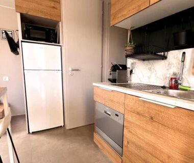 Cuisine équipée avec réfrigérateur micro-ondes et rangements dans le Mobilhome Cosy bord de mer