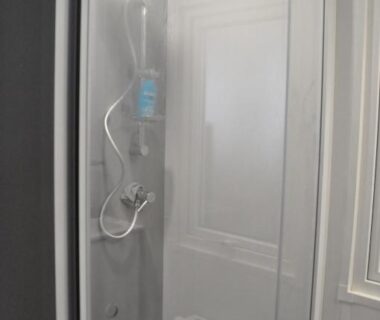 Salle d'eau avec cabine de douche dans le Mobilhome Côte Landaise Les Dunes de Contis 4