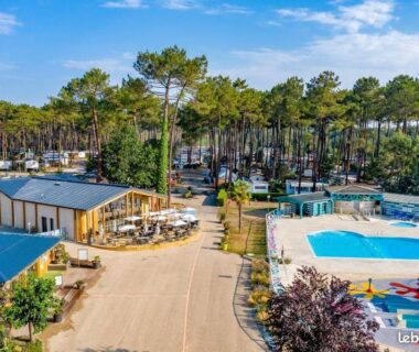 Piscine et mobilhomes dans la pinède au Mobilhome Côte Landaise Les Dunes de Contis 4