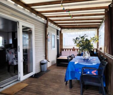 Terrasse couverte avec table chaises et plantes du Mobilhome Côte Landaise Les Dunes de Contis 4