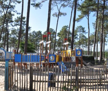 Aire de jeux dans la pinède au Mobilhome Côte Landaise Les Dunes de Contis 4