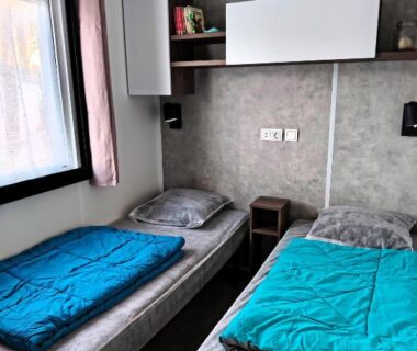 Chambre avec deux lits simples dans le Mobilhome Côte Landaise Les Dunes de Contis 4