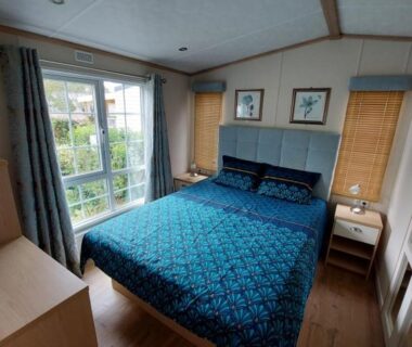 Chambre avec lit double et grande fenêtre dans le mobilhome Kedidrouz du Léon Kerlann Pont Aven