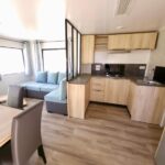 Intérieur avec coin cuisine et salon du Mobilhome Kedidrouz du Léon Kerlann Pont Aven