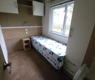 Chambre avec lit simple et fenêtre dans le mobilhome Kedidrouz du Léon Kerlann Pont Aven