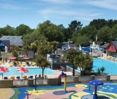 Complexe piscine avec toboggans et pataugeoire au mobilhome Kedidrouz du Léon Kerlann Pont Aven
